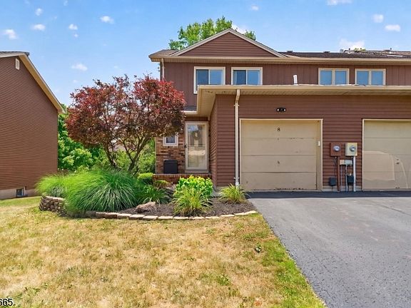 2nd image of 8 Saxonney Cir