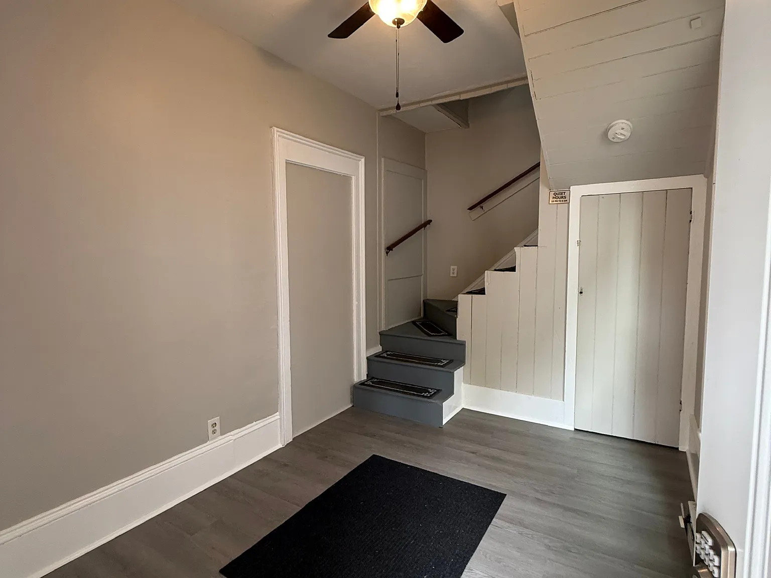 141 E Walnut St — Photo 2