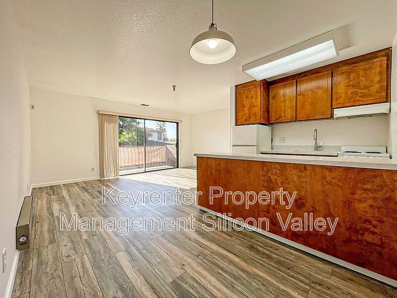 1st image of 1568 Willowbrae Ave #11