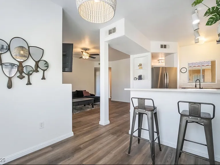 1051 E Cactus Ave — Photo 1