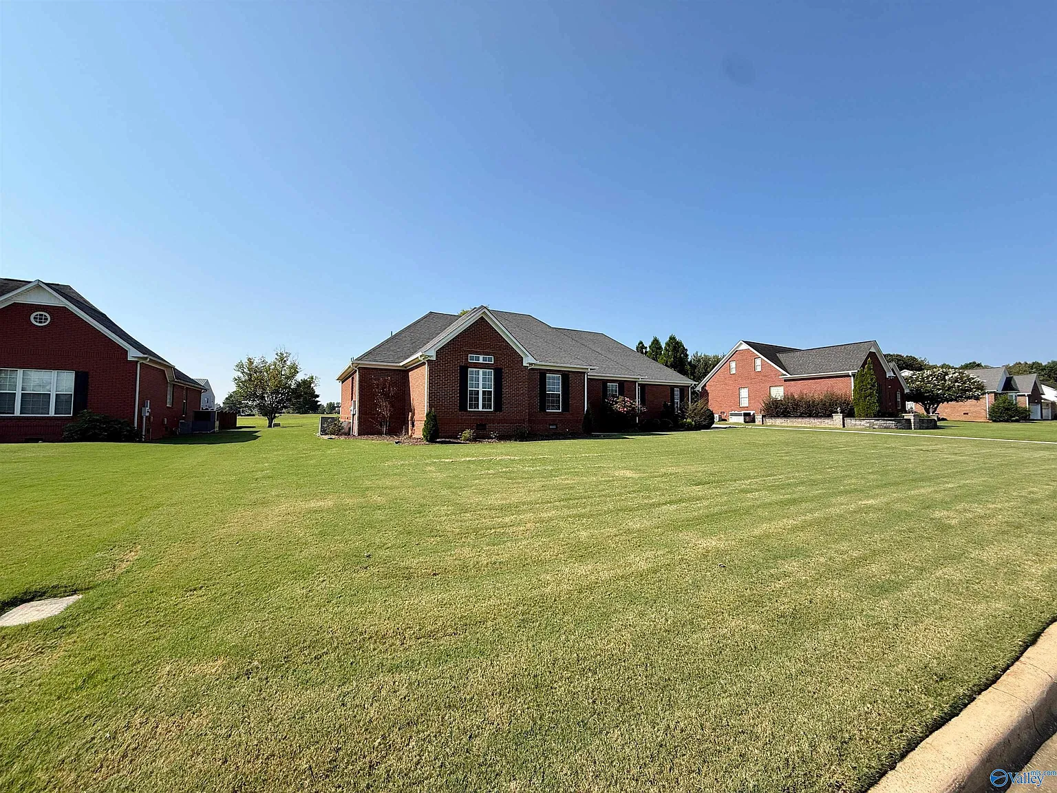 4 bed, 2.5 bath, 2200 sqft, $2,000 — Photo 4