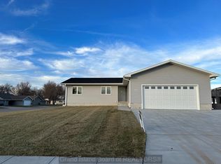 502 7th St, Phillips, NE 68865