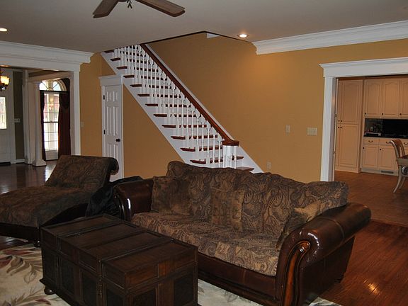 5th image of 111 Oakwood Dr