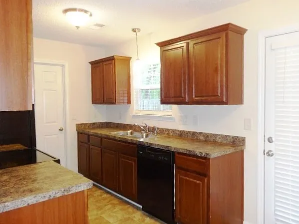 3 bed, 2.5 bath, 1310 sqft, $2,030 — Photo 4