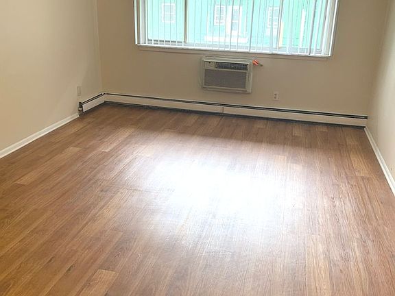 2nd image of 2069 N Cambridge Ave APT 213