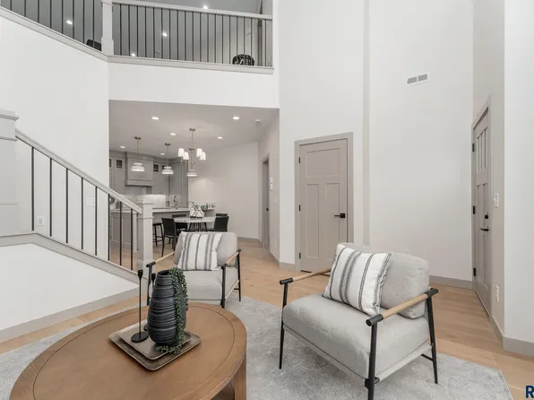 8611 W Shoreline Pl, Sioux Falls, SD 57107