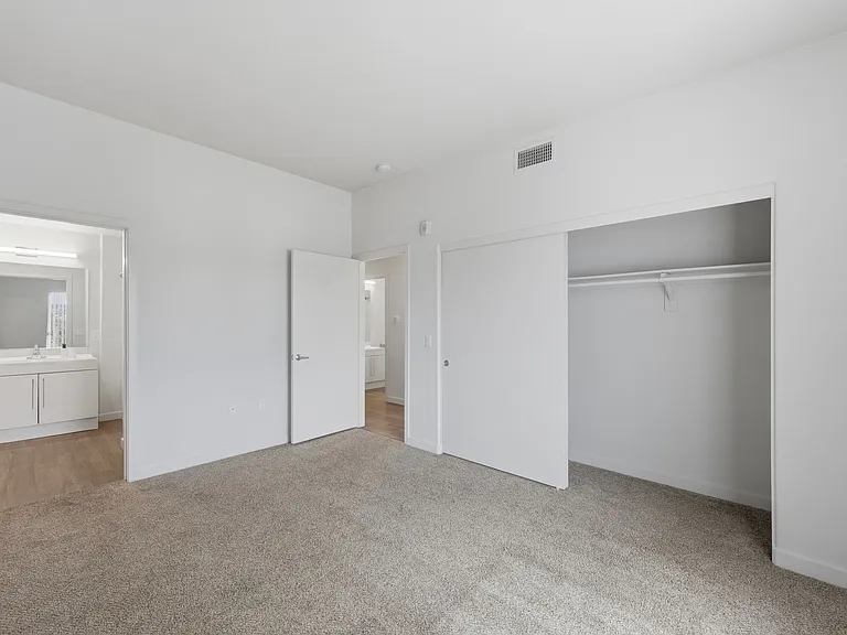 City Plaza Apartments — Photo 12