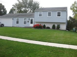 120 N Braintree Dr, Schaumburg, IL 60194