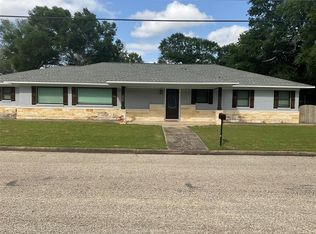 208 Avenue F, El Campo, TX 77437