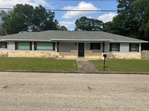 208 Avenue F, El Campo, TX 77437