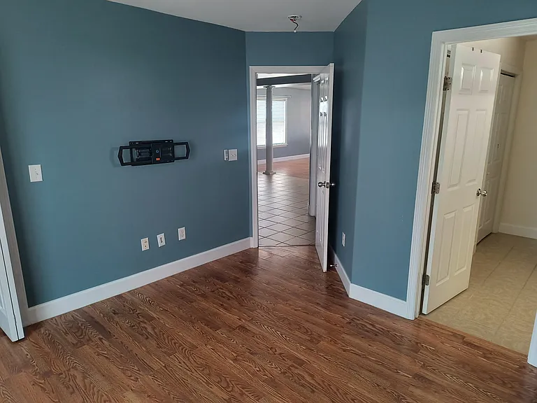 404 Elsmore Dr — Photo 3