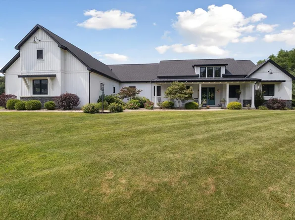 30356 Blackhawk Dr, Granger, IN 46530