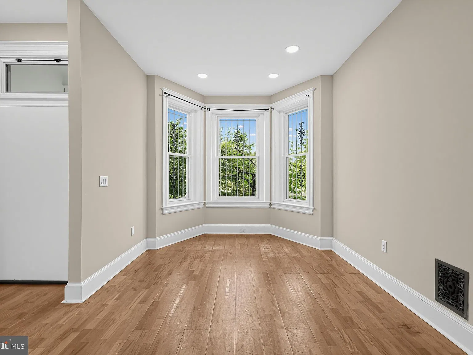 4 bed, 2.5 bath, 2496 sqft, $5,450 — Photo 3