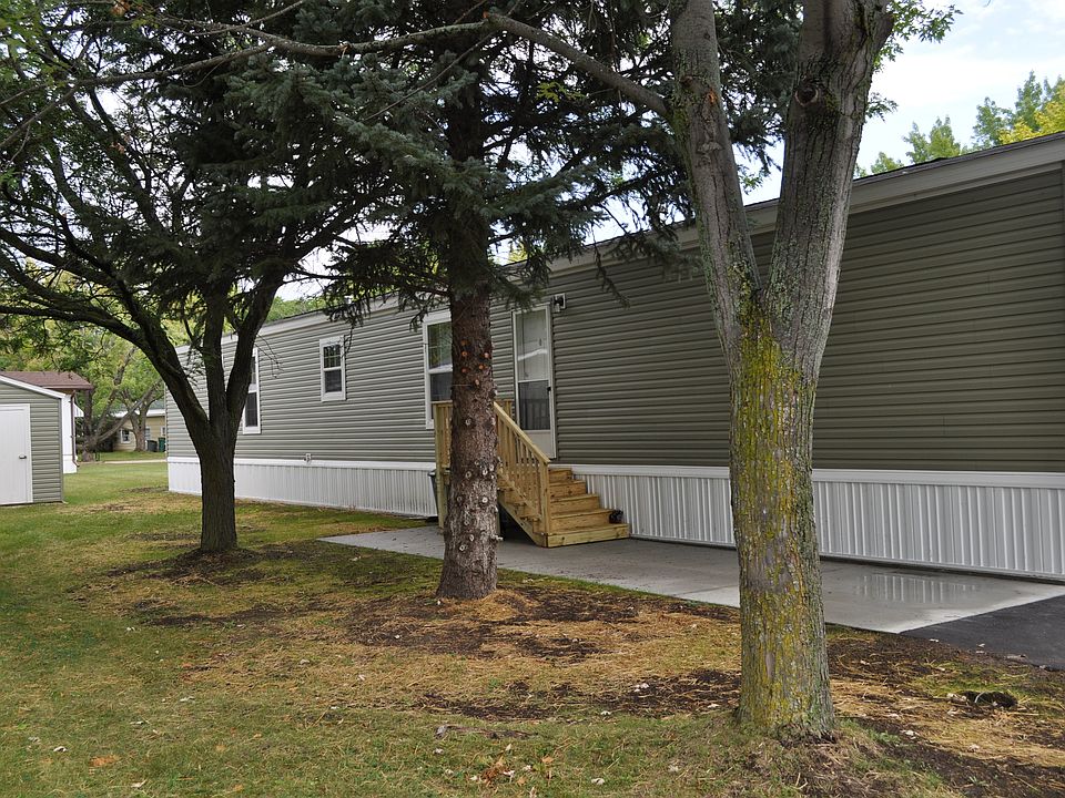 1st image of 32 Gaslight Dr