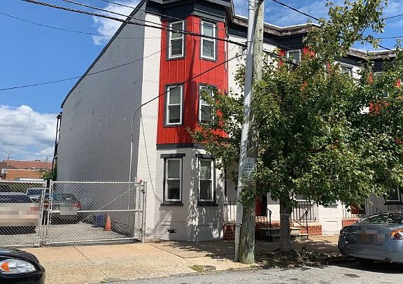 3rd image of 305 E 9th St