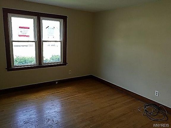 4th image of 36 Windsor St