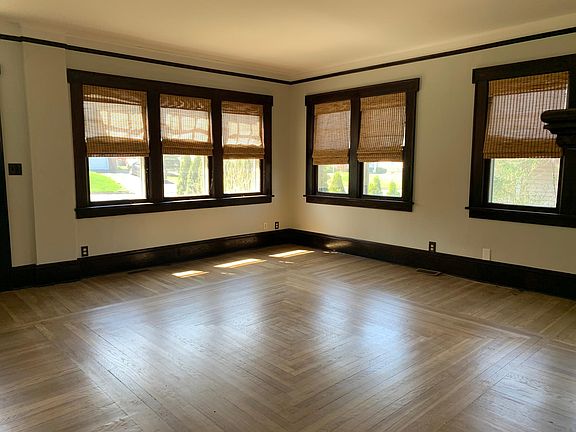 Spacious Living room with craftsmen details. 21' X 15'