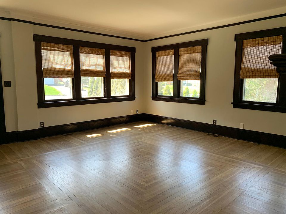 Spacious Living room with craftsmen details