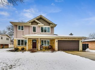 916 S Owen St, Mount Prospect, IL 60056