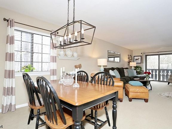 5th image of 302 Mark Twain Way