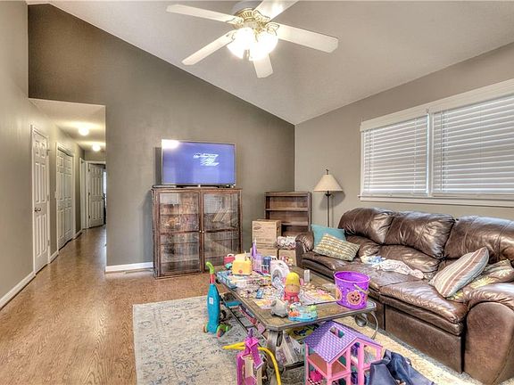 4th image of 11 Westminster Dr