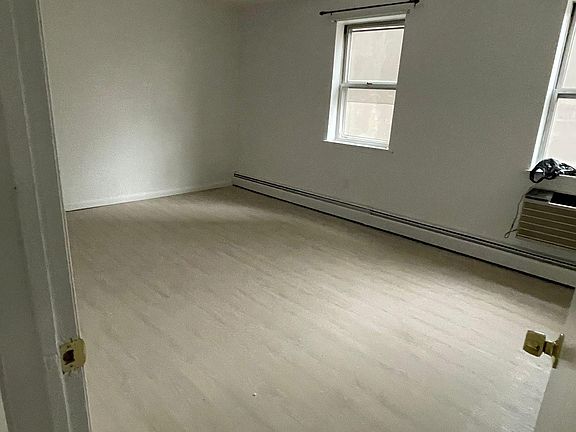 3rd image of 1481 Oakley St #3