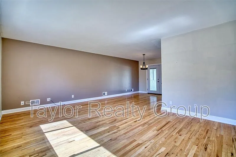 3 bed, 2.5 bath, 1901 sqft, $2,800 — Photo 2