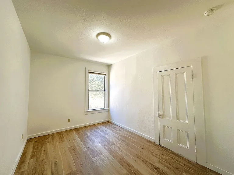 402 Ormsby Ln — Photo 13