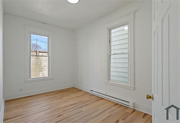 4th image of 379 Orange St #1