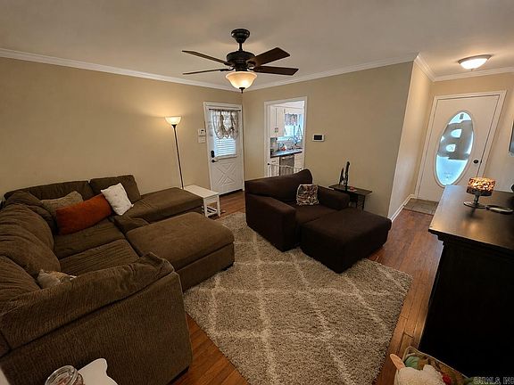4th image of 410 Lynn Ln