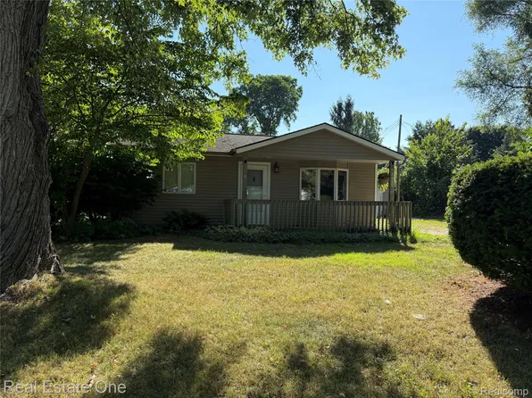 1364 Nolta Rd, Walled Lake, MI 48390