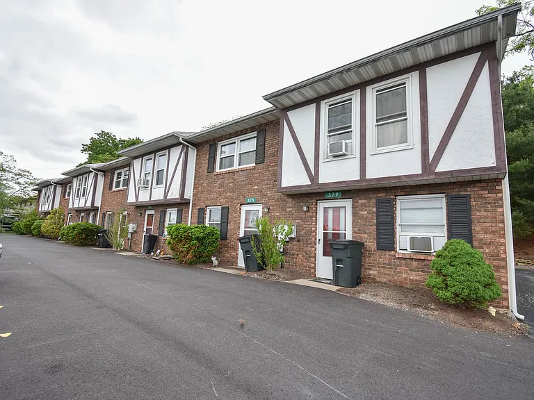 351 W Grape St — Photo 2