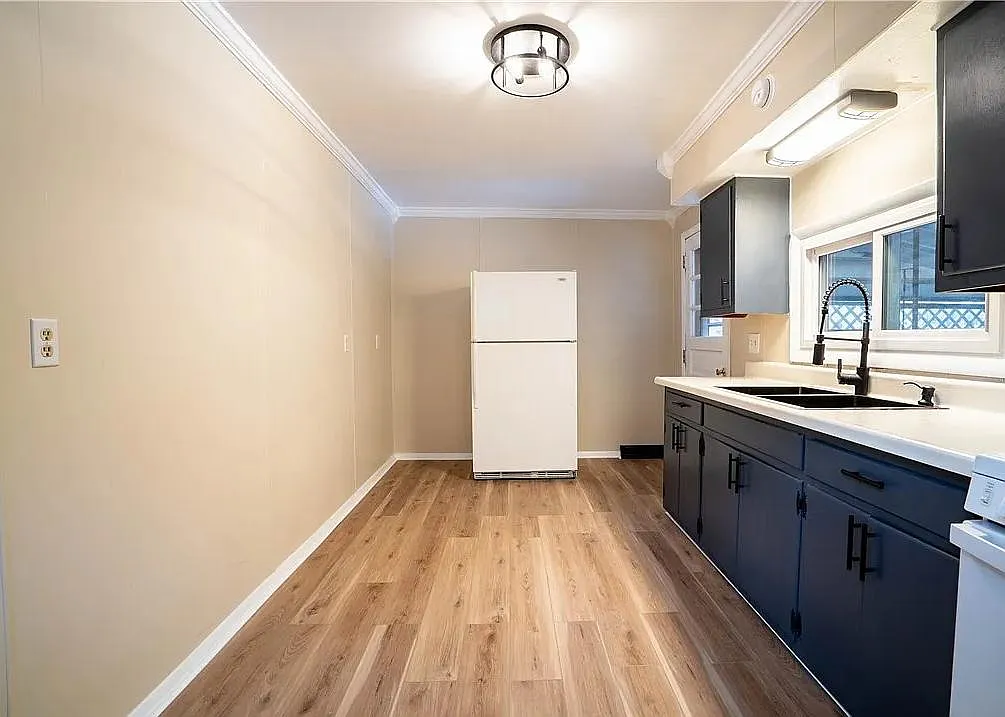 327 William St — Photo 3