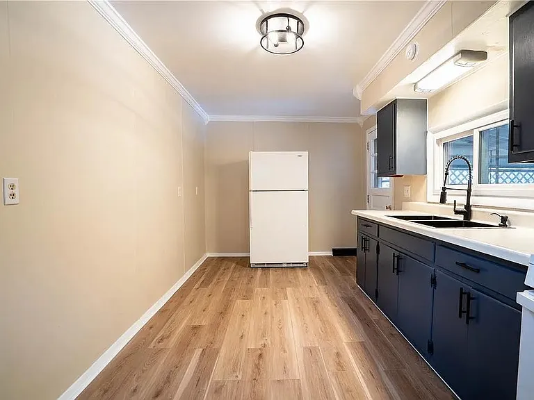 327 William St — Photo 3