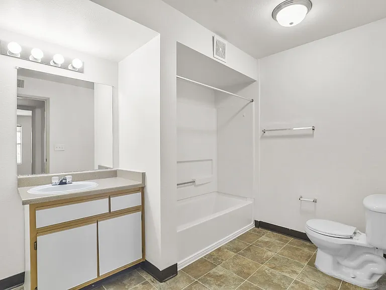 El Paseo Apartments — Photo 18