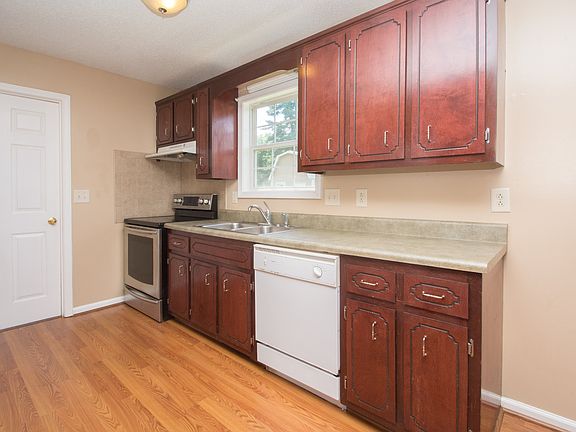 5th image of 593 Woodhaven Dr