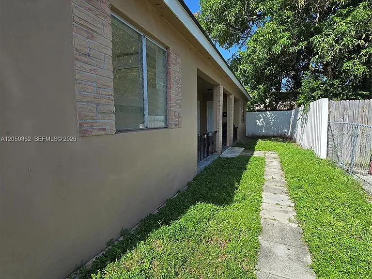 724 SW 7th Ter #12 — Photo 15