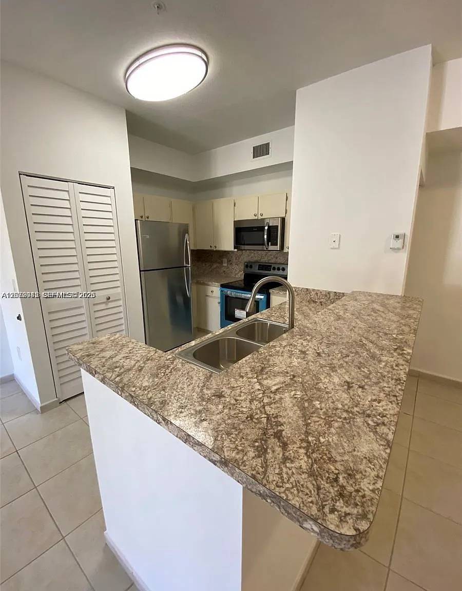 2 bed, 870 sqft, $2,350 — Photo 3