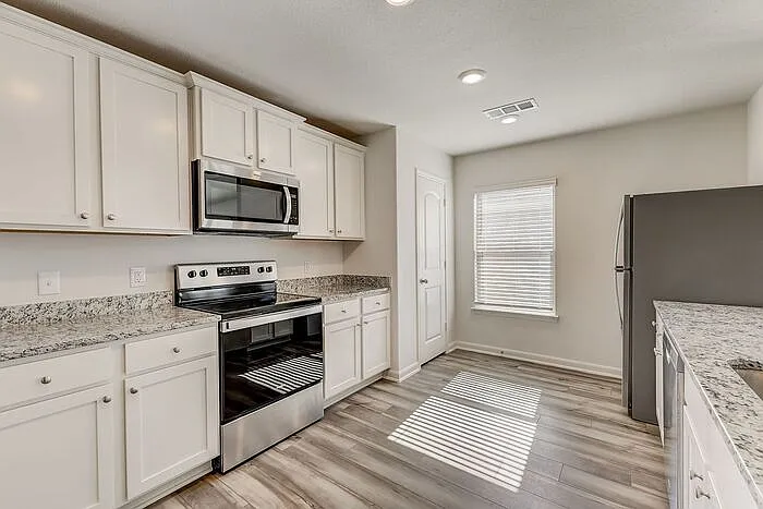 4 bed, 2.0 bath, 1724 sqft, $2,560 — Photo 4