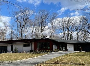 19 Rock Ledge Rd, Saddle River, NJ 07458