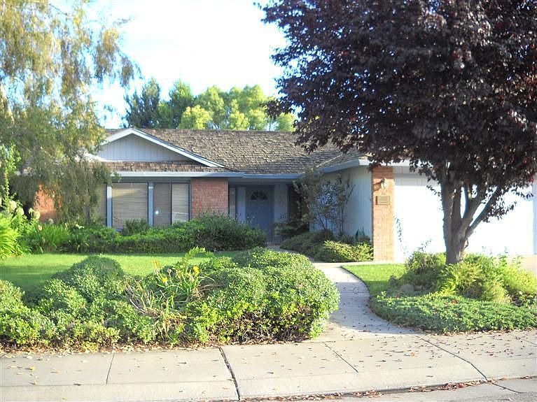 1st image of 3233 Larchmont Dr