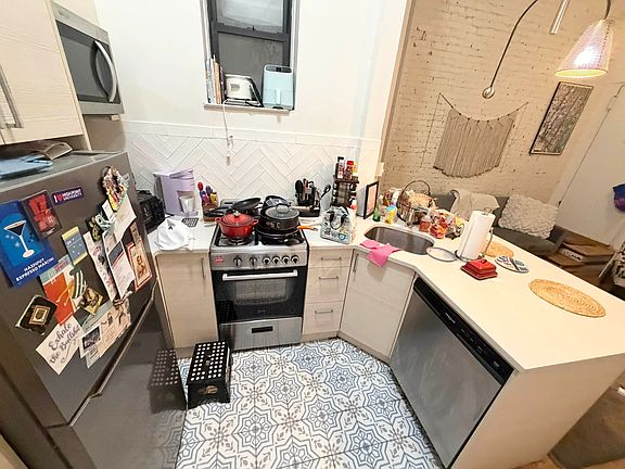2nd image of 493 Amsterdam Ave APT A