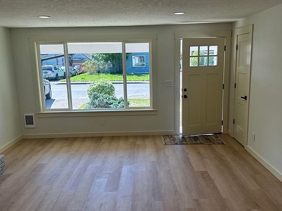 4th image of 3280 Duncan Ave NE
