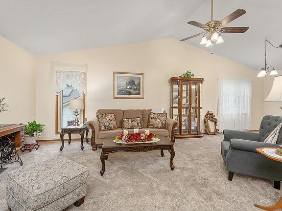 3rd image of 430 N Pine Grove Cir