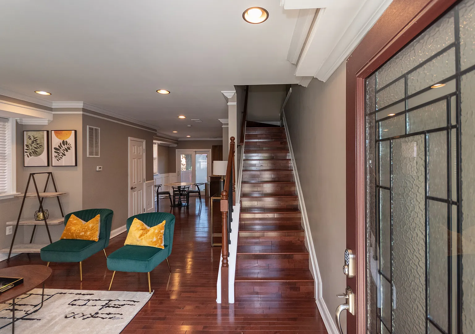 Three BR w/2.5 Bath and Parking near Metro — Photo 3