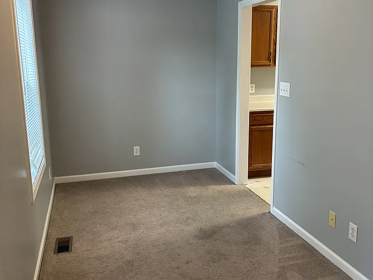 552 Osborne Ave — Photo 2