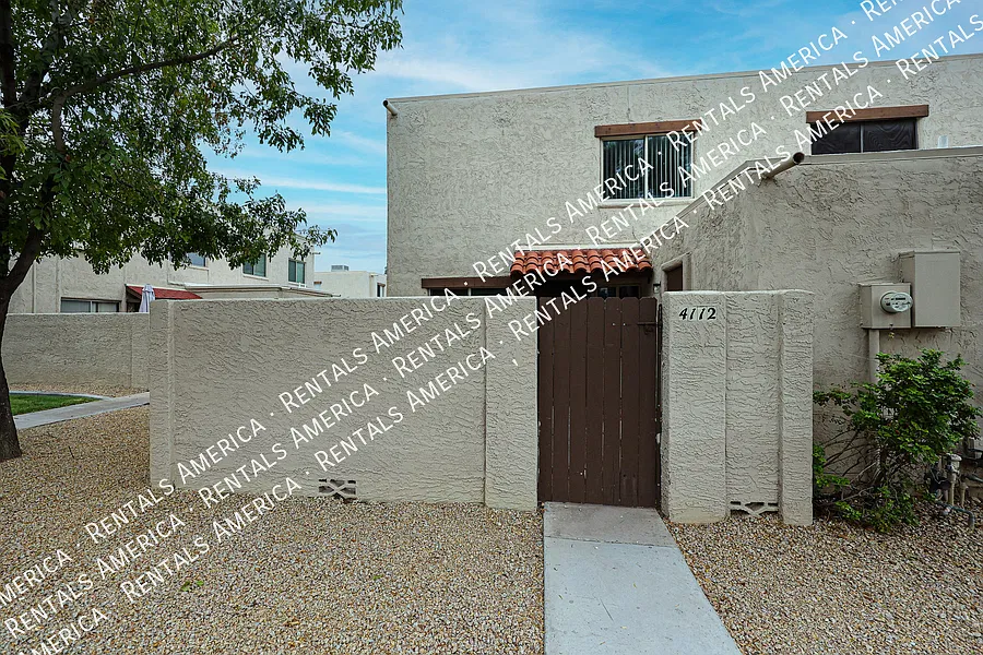 Nice corner 2 bd / 1 ba 2-level condo in the heart of Scottsdale — Photo 1
