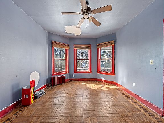5th image of 825 E 13th St