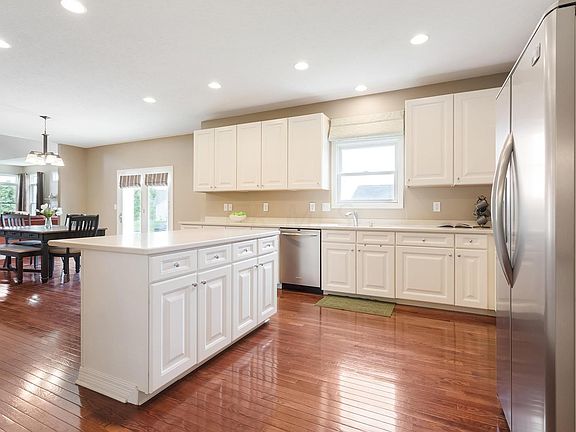 4th image of 5967 Pondview Ct