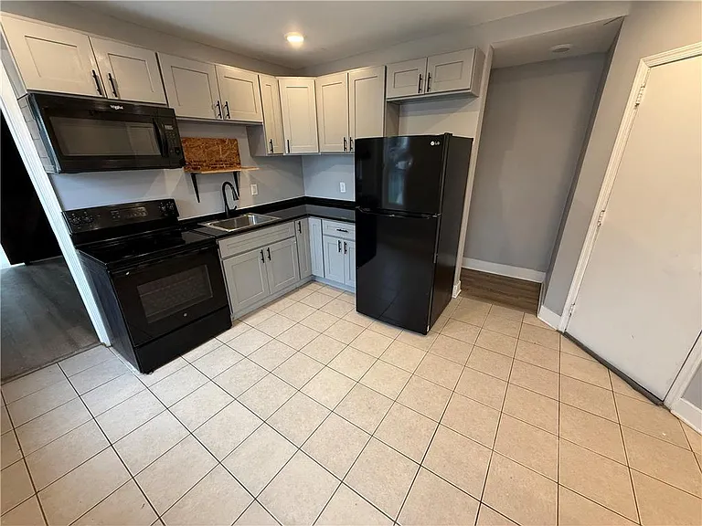 140 S 14th St #2 — Photo 3